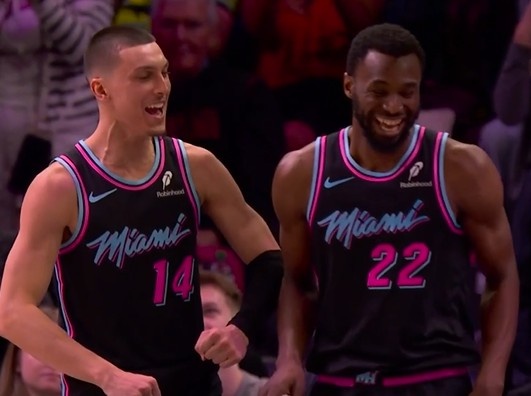 杏彩体育官方网站-风卷残云！维金斯速推反击 起飞暴扣打进加罚率队扩大优势