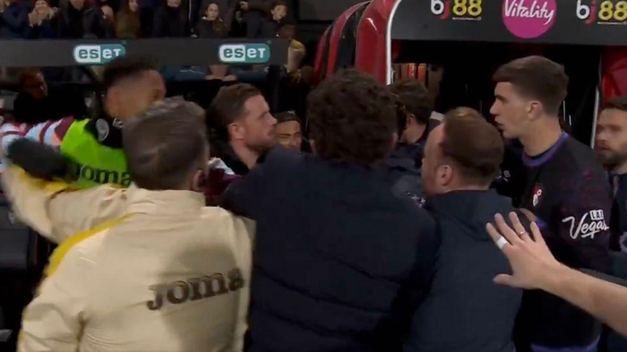 杏彩体育官方网站-赛后大乱斗！亨德森火爆对喷对方教练，被队友死死拉住|乔丹·亨德森|布伦特福德|伯恩茅斯|斯库特·亨德森|安德鲁斯_新浪体育_新浪新闻